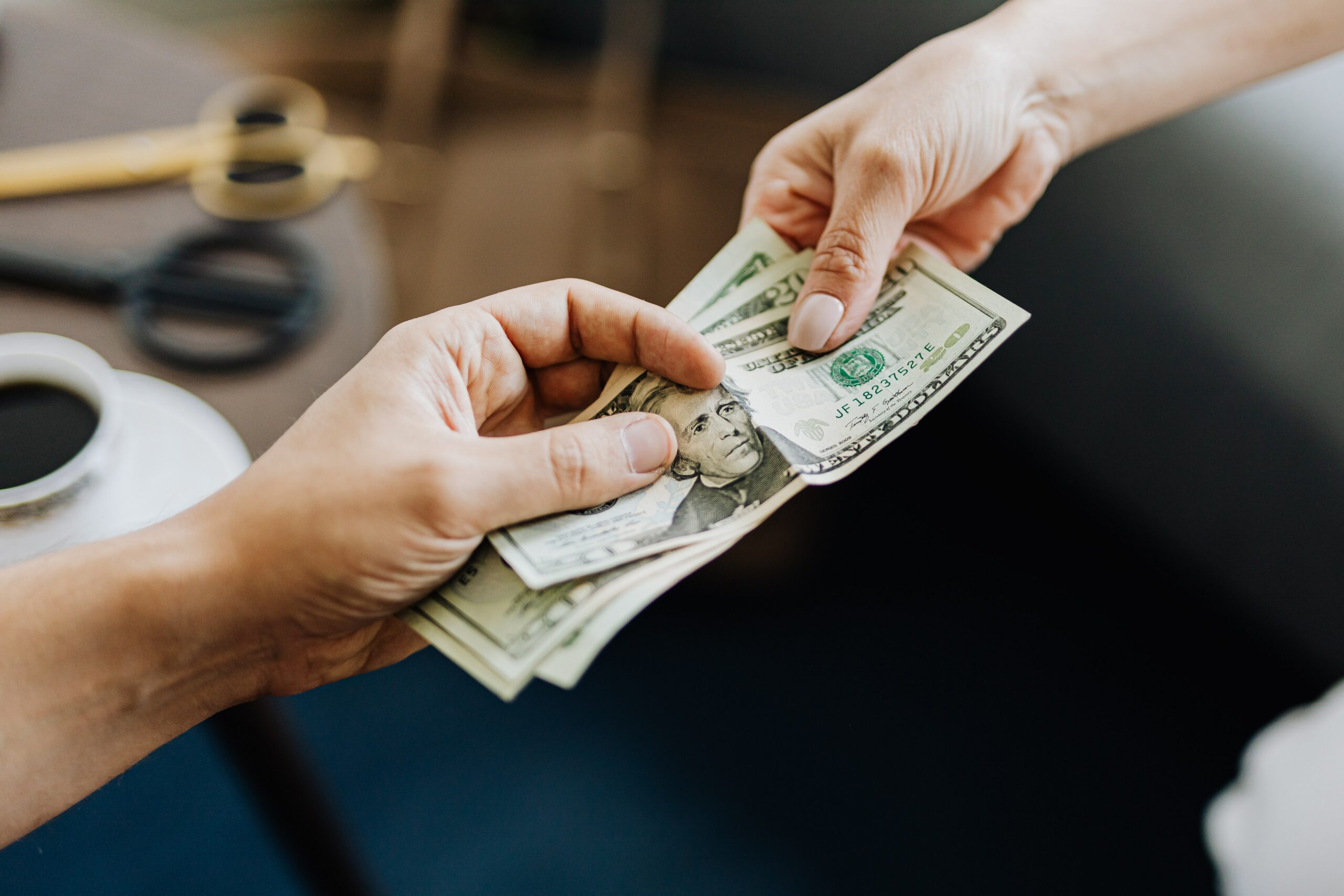 Comparación de Salario y Pago por horas
