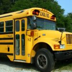Cómo conducir cerca de un autobús escolar